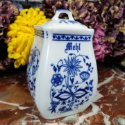 Śliczny duży porcelanowy pojemnik na mąkę - Wzór Cebulowy - 800 ml