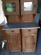 Nocne szafki z nadstawkami i płytą marmurową.