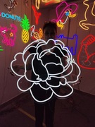 Neon LED napis świetlny. Piwonia neon