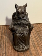 Śliczna figurka jak z brązu lisica robiąca na drutach 