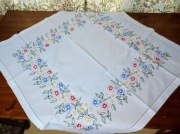 Ręcznie haftowany obrusik 83 x 80