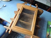 Witrynka. Przeszklona szafka do powieszenia na ścianie.