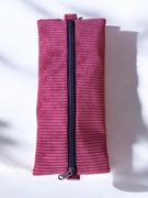 Piórnik z miękkiego, czerwonego sztruksu, w środku podszewka w konie