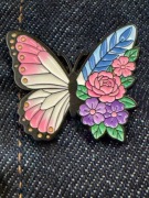 Przypinka emaliowana MOTYL z KWIATAMI pastelowa pin metalowa