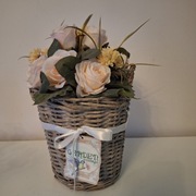 Dekor kosz wiklinowy z kwiatami 