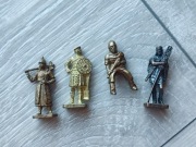 Zestaw kolekcjonerskich vintage metalowych żołnierzyków kinder surprise