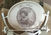 Uchwyt na papier metalowy shabby chic stylowy z ceramicznym medalionem 