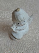 Figurka - mały aniołek grający na lirze - wysokość 3,7 cm