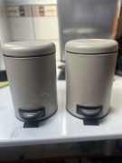 Kosz na śmiecie mały na pedał koloru kremowego 17/27 cm