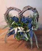 Stroik cmentarz pomnik kwiaty kompozycja wrzos serce