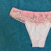 Różowe koronkowe majtki stringi rozmiar S jak nowe