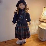 Lalka porcelanowa na stojaku 