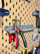 Uchwyt wieszak zawieszka IKEA SKADIS – biały/czarny, idealny na kombinerki