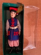Lalka w stroju regionalnym z porcelany