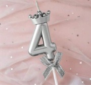 Świeczka cyferka 4 z koroną na tort urodzinowa