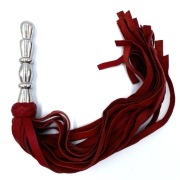 Ciężki flogger wykonany z naturalnej skóry. Anatomiczna rękojeść. Poręczny.