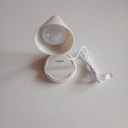 Biała lampka biurkowa Smukee USB. 