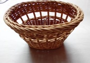 Wiklinowy koszyk dzielony na 2 części. 