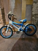 Rower dziecięcy biało-niebieski.