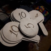 drewniane cyferki do konkursu