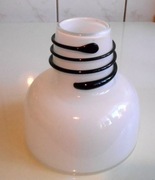 Biały pękaty wazon z czarnym oplotem  - Słuczan Orkusz