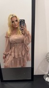 Sukienka Hiszpanka długi rękaw z paskiem falbanki falbana nude bez