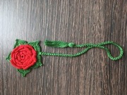Czerwona róża na szydełku zakładka do książki 