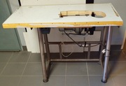 Stół do przemysłowego owerloka/stebnówki z silnikiem 550W/380/220V.