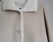 Kożuszek damski jasno beżowy. 