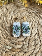 Prostokątne biało-szare kolczyki z gliny polimerowej z kwiatowym wzorem 