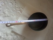 Zabytkowy rondel miedziany z żeliwną rączką średnica 12 cm wysokość 5,5 cm