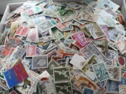 2,4 kg netto znaczków bez wycinków-duży zbiór-cały świat.