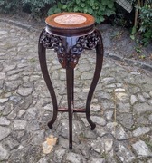 Kwietnik orientalny wysoki z marmurowym blatem.