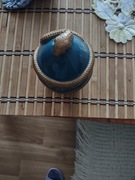 Figurka w kształcie jajka opleciona złotym wężem