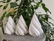 Figurki z gipsu ceramicznego, świąteczne.