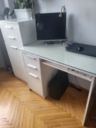 Biurko i komoda w białym kolorze