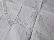 Ręcznie haftowany obrusik 80x80