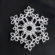 Dekor na choinkę śnieżynka frywolitka biala 9.5 cm