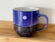 Duży ręcznie malowany kubek porcelanowy z krajobrazem górskim i kwiatami