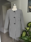 Biało-czarny cienki płaszczyk w małą kratkę – klasyczny