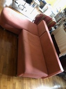 Kanapa rozkładana z funkcją spania, pojemnik na pościel i trzy poduszki