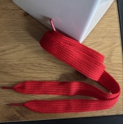 Czerwone, szerokie sznurówki