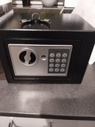 Nowy czarny sejf elektryczny