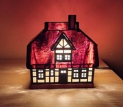 Lampka witrażowa styl Tiffany - dom / domek w kratę Swołowo