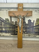 Krzyż z wizerunkiem Jezusa – drewno i metal