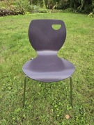 Krzesło fioletowe z metalowymi nogami 