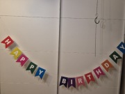 Girlanda z kartonu happy birthday kolorowa z żabką 