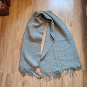 Bardzo gruby, szary szal