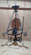 Lampa wisząca kuta z metalu – rustykalna, stylowa, ręcznie robiona