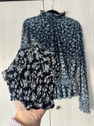 Czarna bluzka w niebieskie kwiatki ze stójką i ściągaczem Mango M